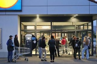 Nešahej na to, ti říkám. Další bitka v Lidlu zaznamenaná na kameru připomíná scénu z trilogie Slunce, seno